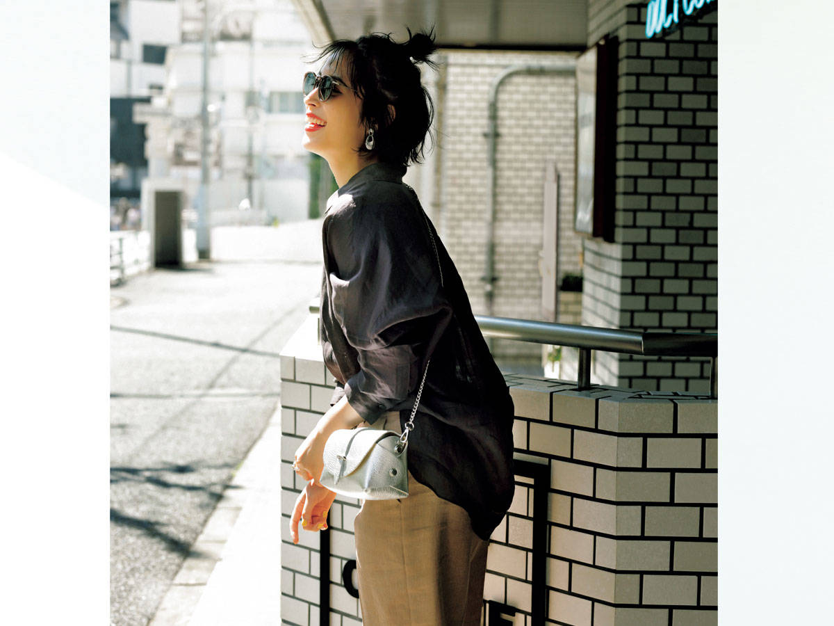 ゆる顔リネンシャツはスパイシーな小物で洗練度アップ With Online 講談社公式 恋も仕事もわたしらしく