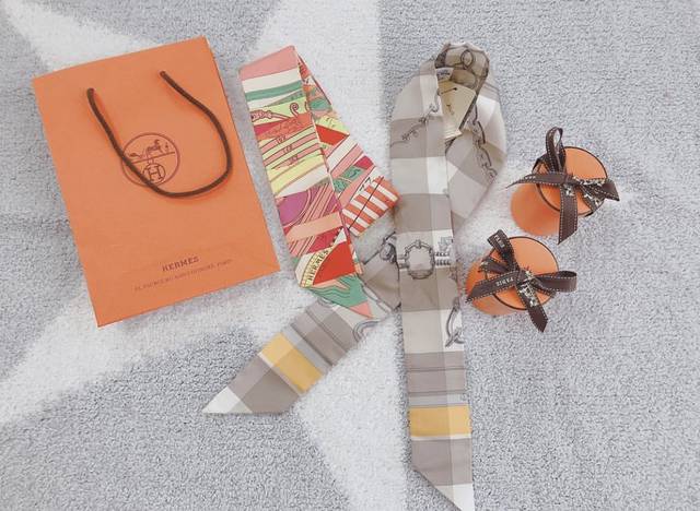 【コーデのアクセントに☆】HERMES ツイリー スカーフ コーデのアクセントに♪】Hermes スカーフ ツイリー