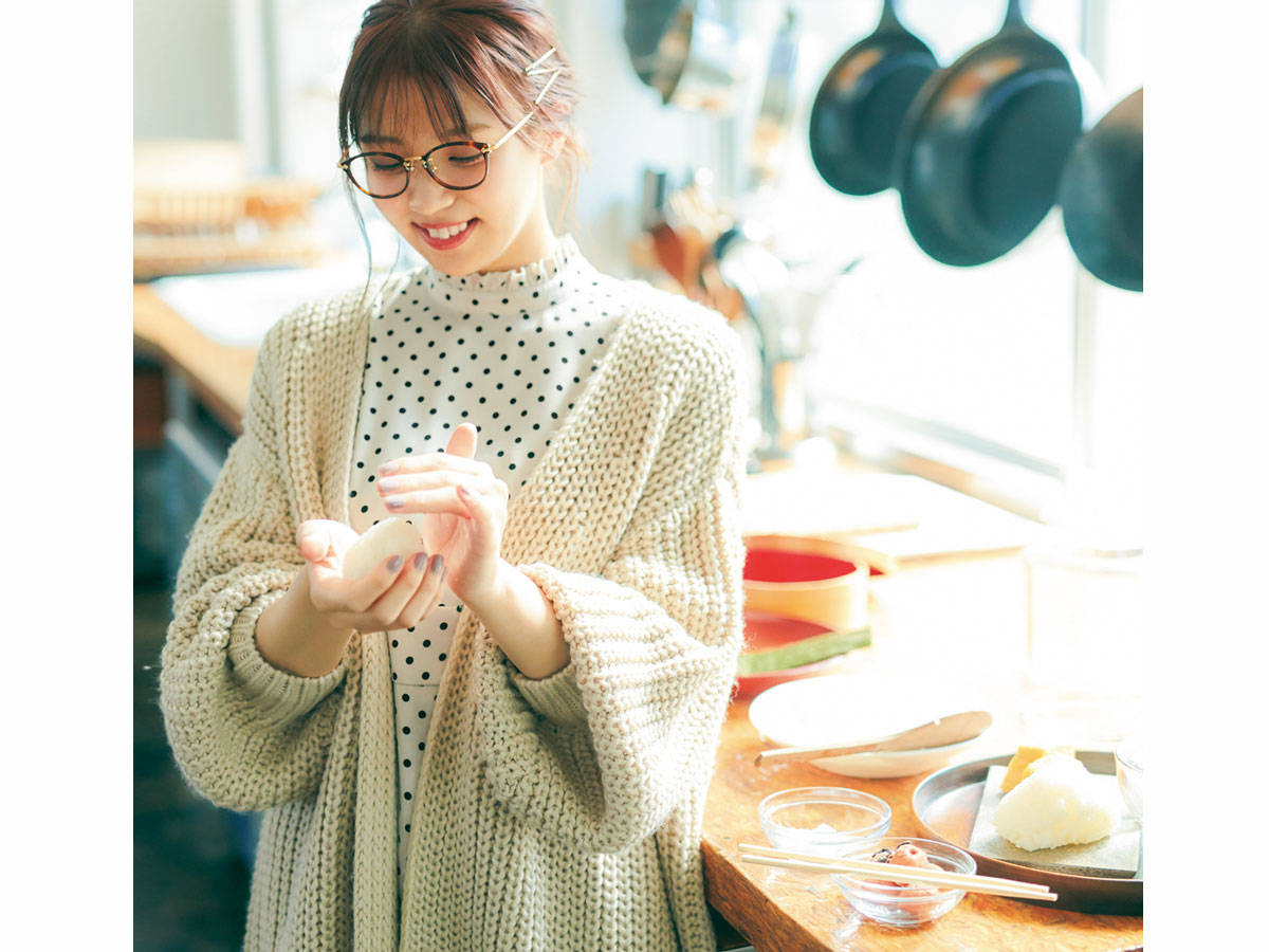 ワンピ ローゲージカーデでゆるカワなお家デートを満喫 With Online 講談社公式 恋も仕事もわたしらしく