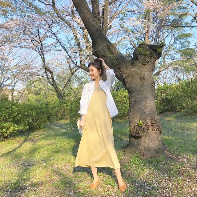 ユニクロの上質素材 コットンワンピにリネンシャツを羽織るナチュラルで心地よいリラクシーコーデ Pr With Online 講談社公式 恋も仕事もわたしらしく