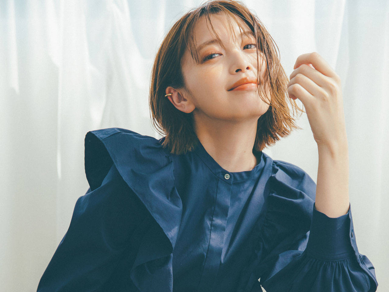 甘いフリルもネイビーで大人スマートな着こなしに With Online 講談社公式 恋も仕事もわたしらしく