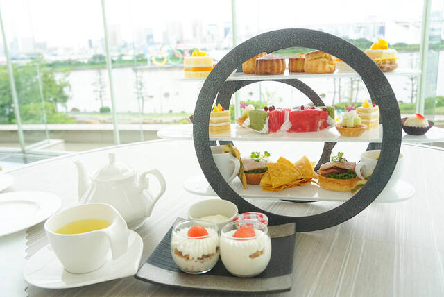 ヒルトン東京お台場 ホテルのチャペルで 絶景アフタヌーンティー 東京湾やレインボーブリッジが目の前に With Online 講談社公式 恋も仕事もわたしらしく