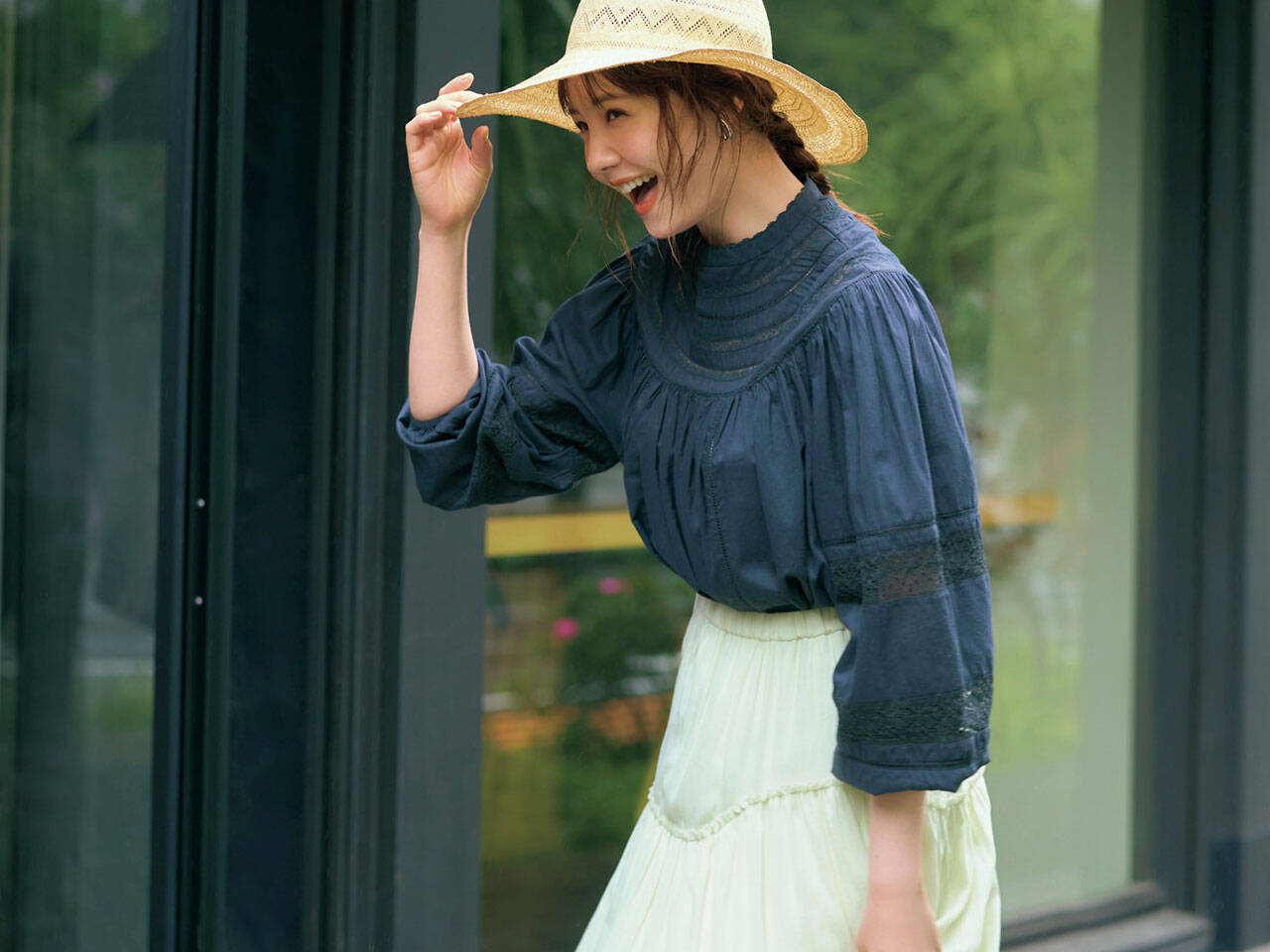 風をはらんで心地いい甘コーデで女子力をチャージ 毎日坂道コーデ With Online 講談社公式 恋も仕事もわたしらしく