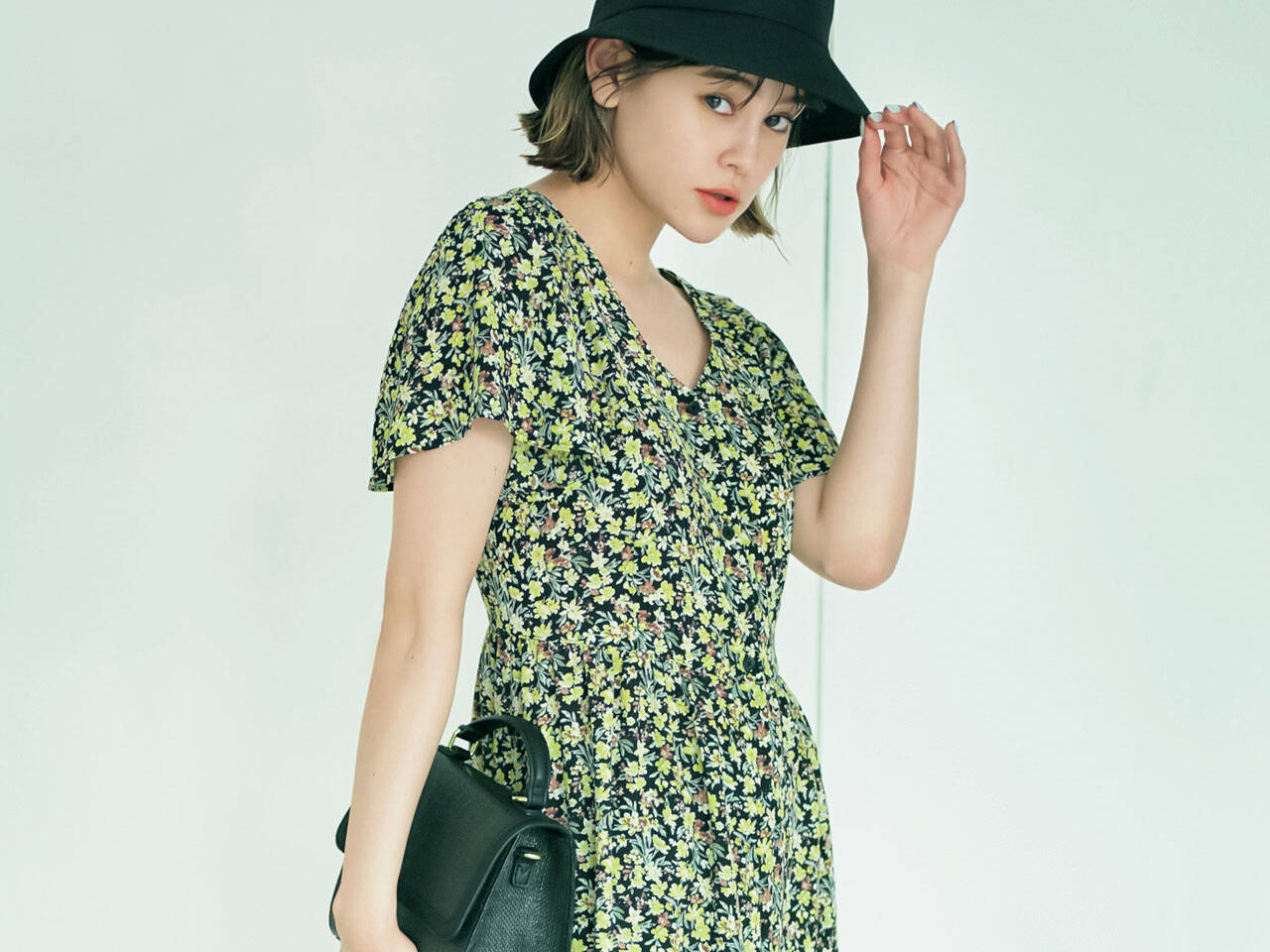 ガーリーな小花柄ワンピは黒小物で引き締めて大人っぽく モテすぎ注意 30日コーデ With Online 講談社公式 恋も仕事もわたしらしく