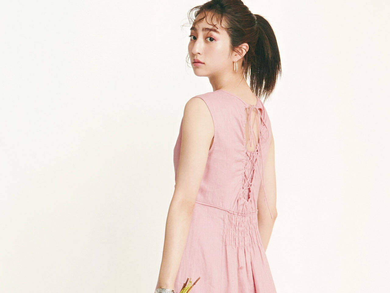 連休デートはピンクの肌見せワンピースで可愛さ全開 モテすぎ注意 30日コーデ With Online 講談社公式 恋 も仕事もわたしらしく