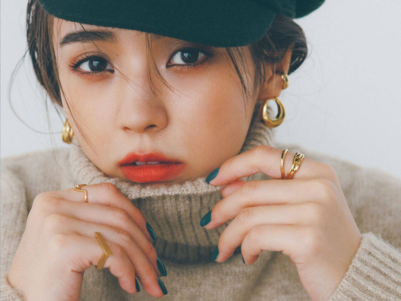 人気スタイリストが名答 女性らしいゴールドアクセ 重ねづけの正解ルールとは ファッションで私らしく With Online 講談社公式 恋も仕事もわたしらしく