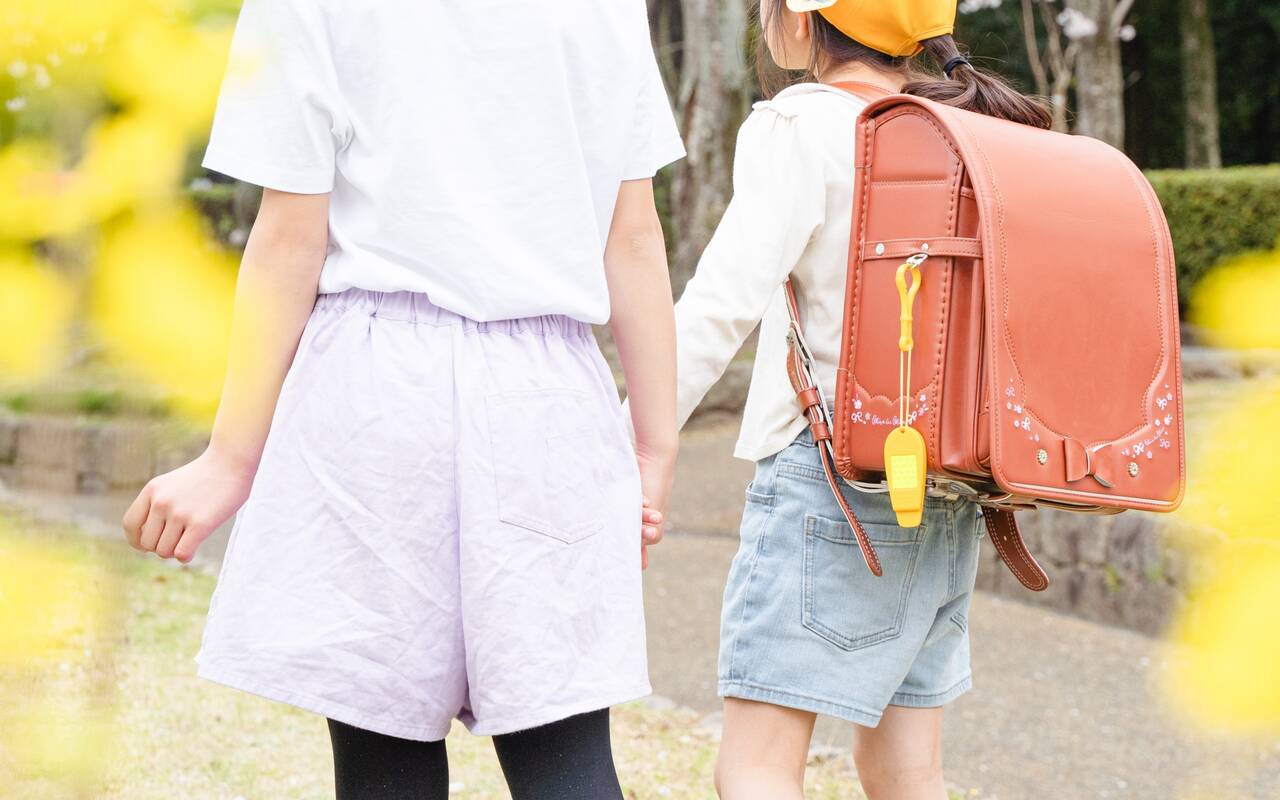 姉妹を同じように愛せない……次女に興味が持てず、困っています。そんな女性のお悩みに先輩世代が回答します!【ミモレ編集室お悩み相談vol.14】 with class 講談社公式 家族の 姉妹を同じように愛せない……次女に興味が持てず、困っています。そんな女性のお悩みに先輩世代が回答します!【ミモレ編集室お悩み相談vol.14】 with class 講談社公式 家族の