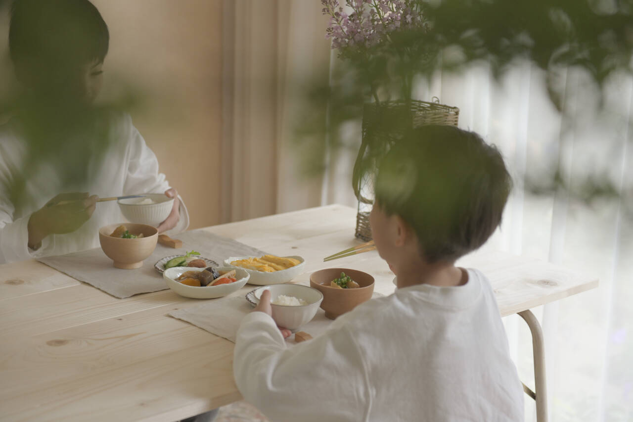 「お箸の持ち方」いつから始める？小学生以上でも「持ち方の癖」は直せるの？