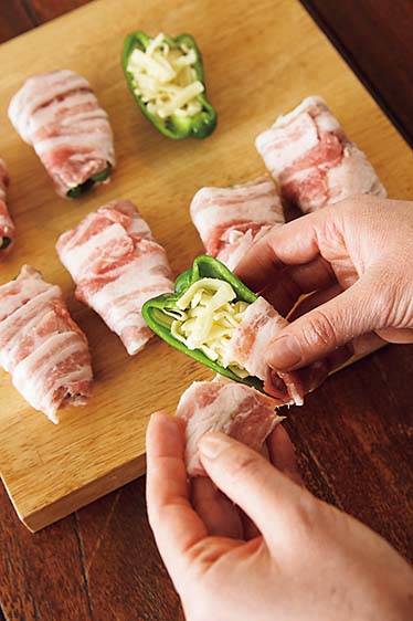 ピーマンチーズ肉巻き レシピ 料理家shioriさん直伝 トロットロのチーズが溢れる ピーマンチーズ肉巻きレシピ 共働きwith 講談社公式 仕事も家庭もわたしらしく