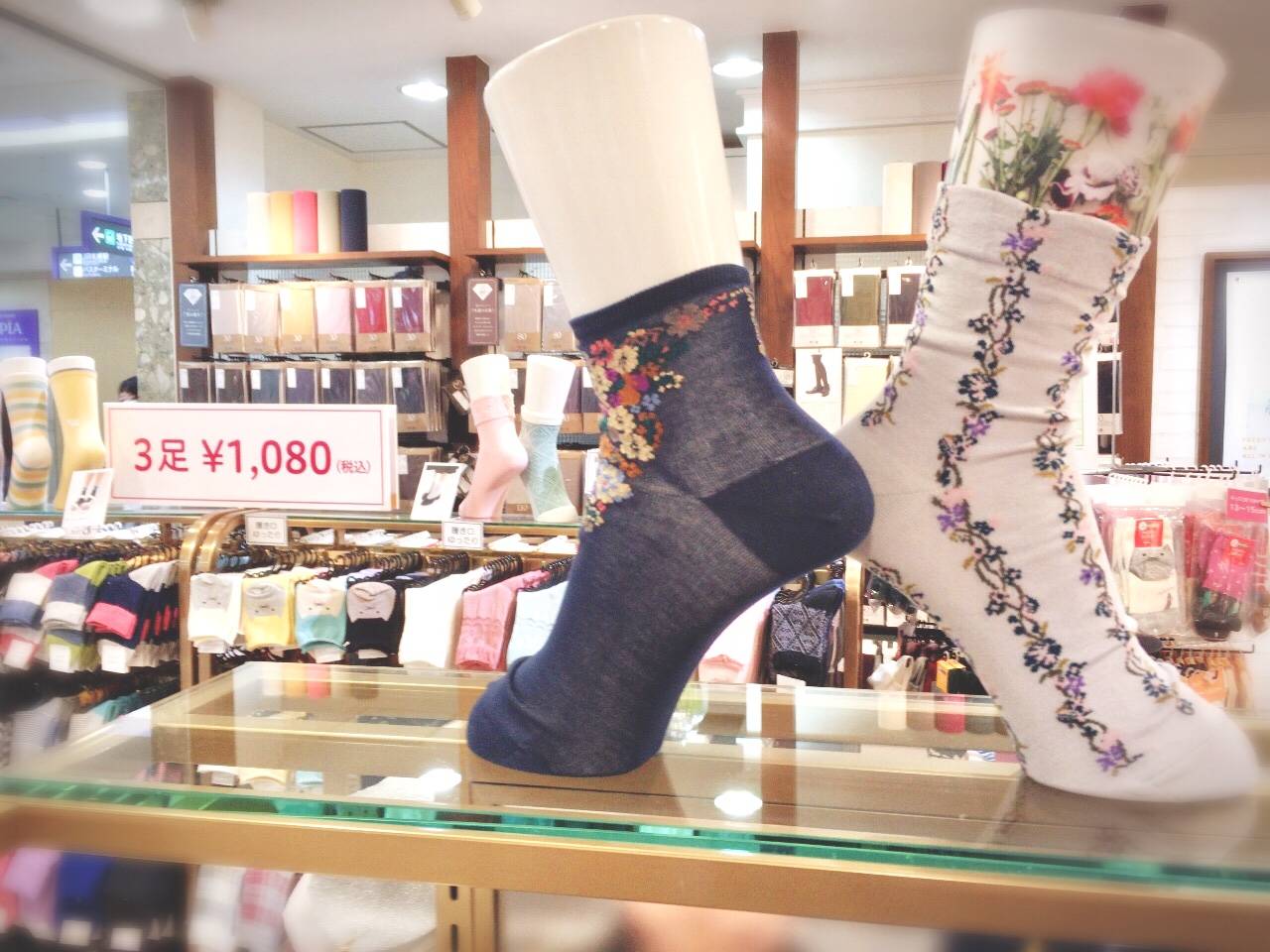 靴下屋 春は足元からおしゃれに 花柄靴下が華やかコーデの決め手 With Online 講談社公式 恋も仕事もわたしらしく