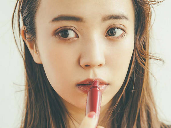 ---3. リップ美容液でのばす