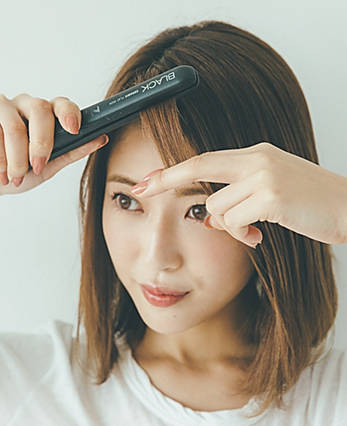 湿気でうねるクセ毛をラクかわアレンジ うねり頭対策ヘア スタイリングテク 恋に効くヘアアレンジ With Online 講談社公式 恋も仕事もわたしらしく