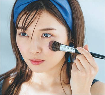 ---2.頰のくぼみにだ円に入れる