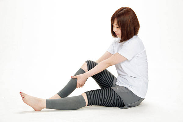 ---2.ふくらはぎの中心を両手で刺激する
