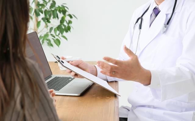 足が臭い 靴や靴下 パンプスを脱いだときに気になる足の臭い 女性向けに原因や対策を探ります With Online 講談社公式 恋も仕事もわたしらしく