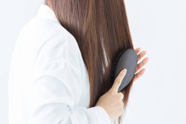 ヘアオイルの使い方や効果 おすすめ商品は くせ毛に 濡れ髪のスタイリングに 頭皮になどの効果的な活用術をご紹介 恋に効くヘアアレンジ With Online 講談社公式 恋も仕事もわたしらしく
