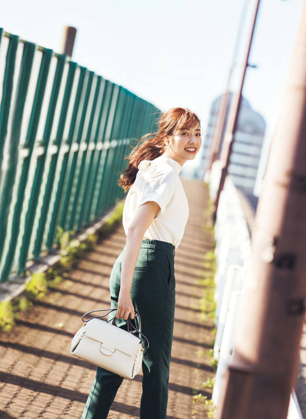 梅雨時季だって快適オフィスコーデ 洗えて可愛いお仕事服 乃木坂46 新内眞衣 ファッションで私らしく With Online 講談社公式 恋も仕事もわたしらしく