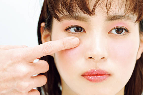 ---2.ベージュのチークを
