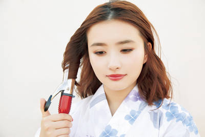 イガリシノブ発 横顔にときめかせる 花火大会メイク ヘア 夏の夜 人混みの中でもいつだって涼しげ美人 夏を楽しむヘアメイク攻略法 大人のキレイを叶えるメイク With Online 講談社公式 恋も仕事もわたしらしく