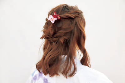 イガリシノブ発 横顔にときめかせる 花火大会メイク ヘア 夏の夜 人混みの中でもいつだって涼しげ美人 夏を楽しむヘアメイク攻略法 大人のキレイを叶えるメイク With Online 講談社公式 恋も仕事もわたしらしく