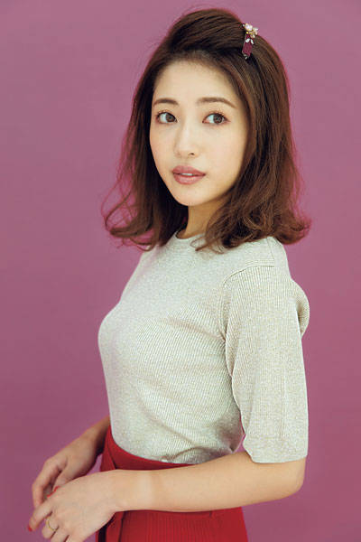 ミディアム簡単ヘアアレンジ７選 代30代におすすめ ストレートからアップスタイルまでご紹介 恋に効くヘアアレンジ With Online 講談社公式 恋も仕事もわたしらしく
