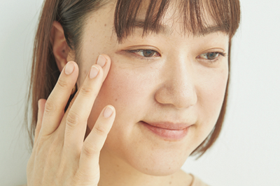 ---1.肌補整効果のある下地Aを顔にのばす