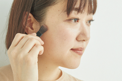 ---3.頰骨に沿って影のように Dをのせる