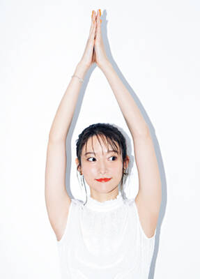 ---【①手を合わせて真上にのばす】