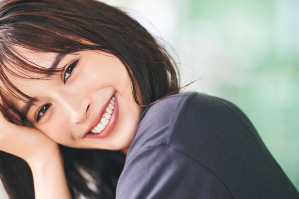 広瀬アリスの夏コーデ 今買うべきhappyを取り込む カラーアイテム ファッションで私らしく With Online 講談社公式 恋も仕事もわたしらしく