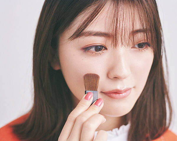 ---【4.透明感を高めるチークで頰全体をコーティング】