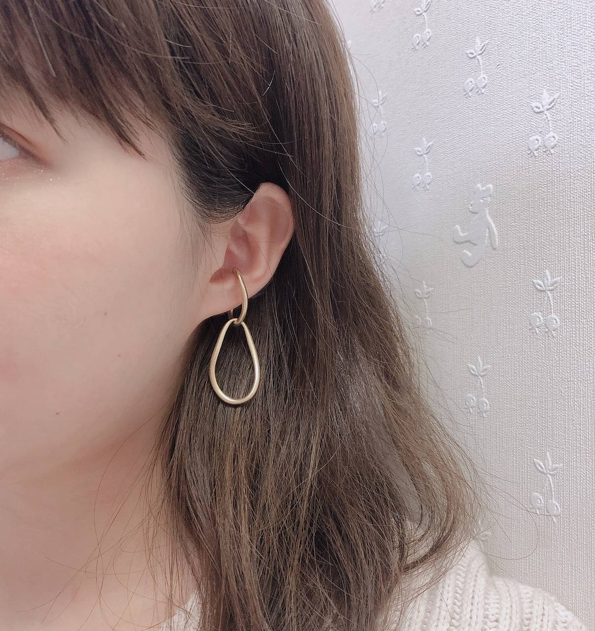 イヤーカフの付け方は どこの位置がおしゃれに見える 重ね付けテクも紹介 With Online 講談社公式 恋も仕事もわたしらしく