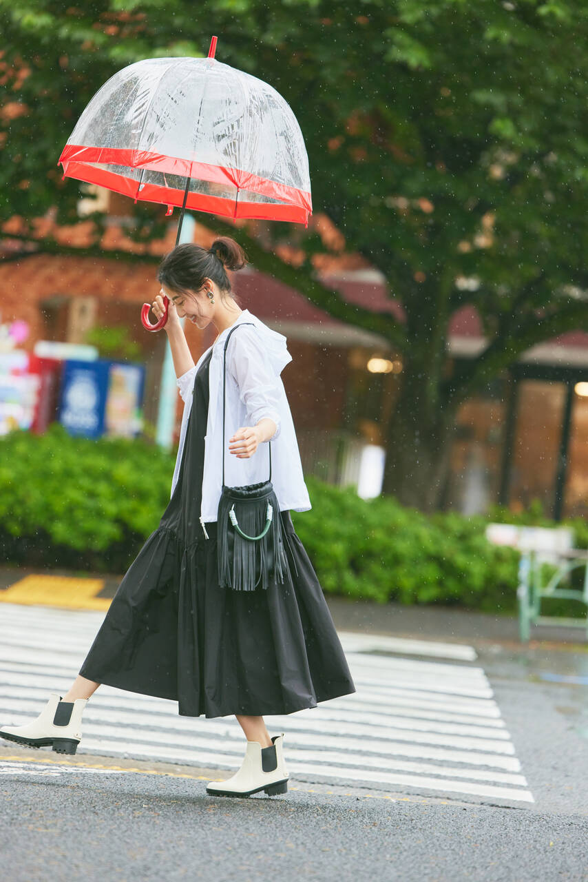 梅雨シーズンも最強 雨の日もok なキレイめ４大スタイル 画像 共働きwith 講談社公式 仕事も家庭もわたしらしく