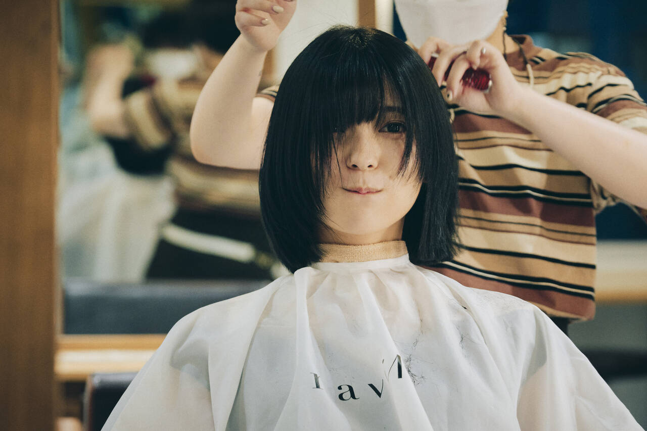俳優 工藤美桜がヘアカットで大胆イメチェン ちょっぴりクールな最旬ヘアへのビフォーアフターに密着 わたしたちの憧れアイコン With Online 講談社公式 恋も仕事もわたしらしく