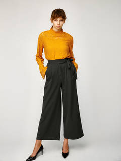 WAIST TIE CROP パンツの商品ページ。ファ...