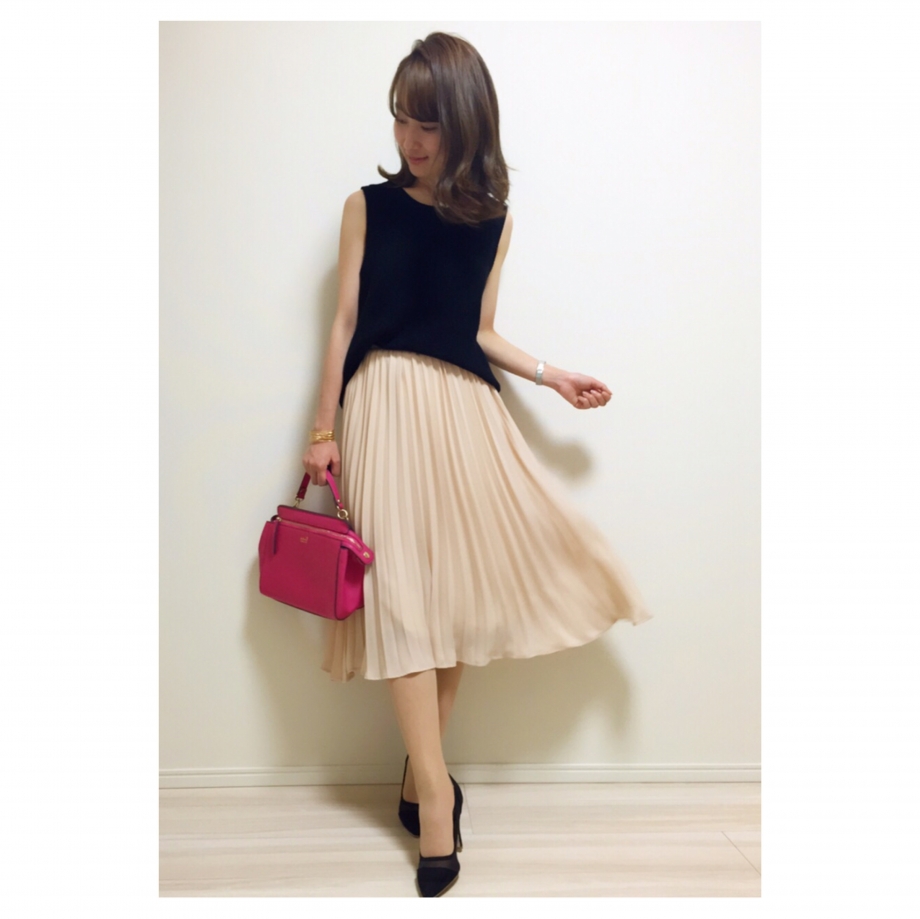 <br />こんばんは♡<br /><br />プチプラお仕事コーデ研究中の<br />kecoです。<br /><br /><br /><br /><br />ピンクベージュのプリーツスカート<br /><br />GUのプチプラです!<br /><br /><br /><br /><br />淡い色を合わせたくなりがちですが<br /><br />マンネリ化してきたのでダークに。<br /><br /><br /><br /><br /><br /><img class=
