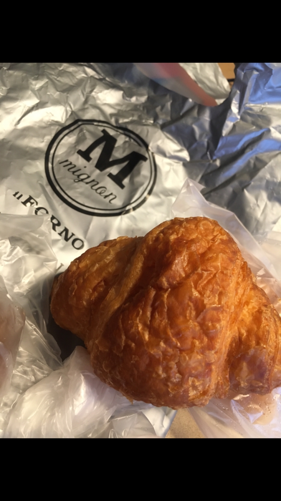 今日は仕事で福岡にお泊まりです<br />この週末はいろんなアーティストの方がイベントをしているみたいで、博多駅すっごく混んでました<br /><br />今回もおすすめのお店を紹介します<br /><br />福岡ステイのときは、だいたい買ってしまうのがここのクロワッサン<br /><br />博多駅構内にあるMignon(ミニヨン)<br /><br /><img class=