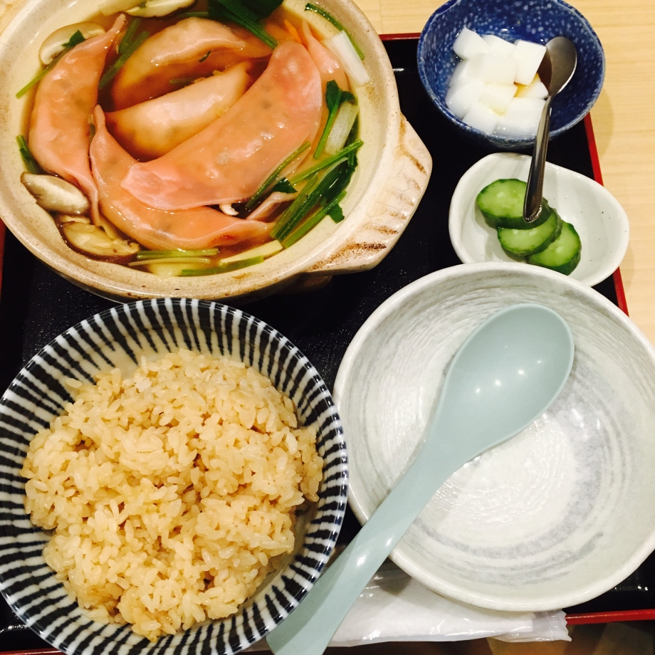 ふー、最近また一段と冬の訪れを感じますね<br /><br />今日のランチは私の元気の源の1つでもある餃子!♡<br /><br />焼き餃子が一番好きなのですが、<br />たまに違った形の餃子が食べたくなり、今回はスープ餃子をチョイス<br /><br /><br /><br /><img class=