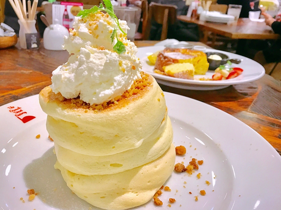 こんにちは(*^_^*)<br />良い天気の週末で嬉しい!<br /><br />今日は、ずーっと行きたかった<br />ザ フレンチトーストファクトリーに行ってきました!<br />(((o(*゚▽゚*)o)))♡<br /><br /><br /><br />フレンチトーストて店名についてるぐらいだから<br />フレンチトーストにすれば良かったんだけど、<br />私は気分で、<br />"シフォンパンケーキ"を注文(*゚▽゚)ノ笑<br /><br /><br /><br />オーダーが通ってから<br />メレンゲを泡立てるみたいで<br />15分くらい?わくわくして待ってたら<br /><br /><br /><br />どーーーん!♡<br /><img class=