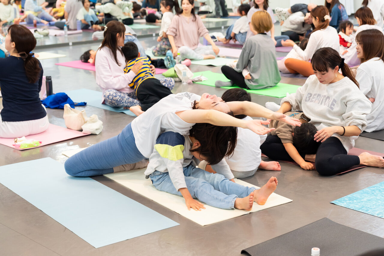 【東京】ベビーヨガ＆キッズヨガが一度に体験できる！親子70組参加の年末スペシャルレッスン【ニコフェス】