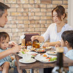 乳児を連れていつから外食OK?お店選びや外食する時のポイント