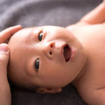 乳児の視力はいつからどれくらい見える?視力発達時期の注意点や病気