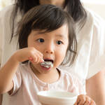 2歳は離乳食から幼児食にかわる時期。たくさん食べたくなる工夫と献立