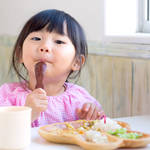 子育てにおける食べ方のマナー。子どもに習慣づけるためのコツ