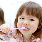 子育て中の歯磨きの悩み。歯磨きをはじめる時期や嫌がる時の対応