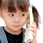 子どもに電話をかけさせるのはいつから?マナーと便利サービスを紹介