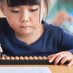 子どもにそろばんを習わせたい。メリットや選び方のポイントを紹介