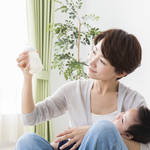 子どもがミルクを飲んでくれない。飲んでも吐いてしまうときの対処法