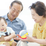 赤ちゃんのためにお金を贈与。あげる金額で税金が変わるその仕組み