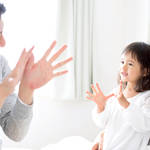 4歳児と手遊びをやってみよう！ポイントや簡単な手遊びを紹介