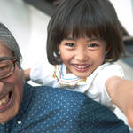 おじいちゃんは子どもに甘い？子育てを通したよい関係作り